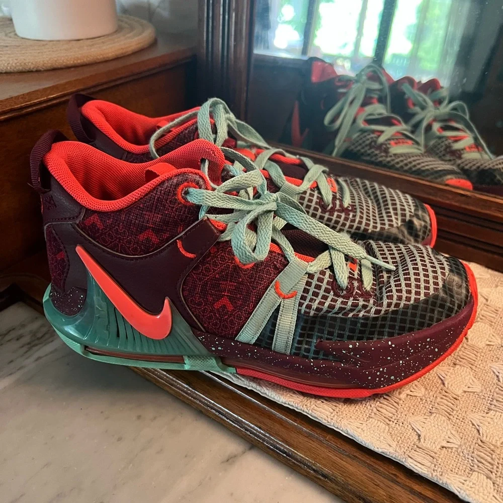 NIKE Classic LeBron Witness 7 SE Athletic Basketball Shoes Teal Red Boys Sz 5.5Y